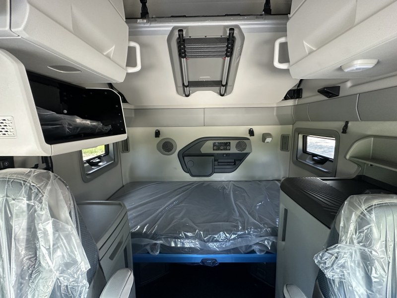 2026 Volvo 860 cab