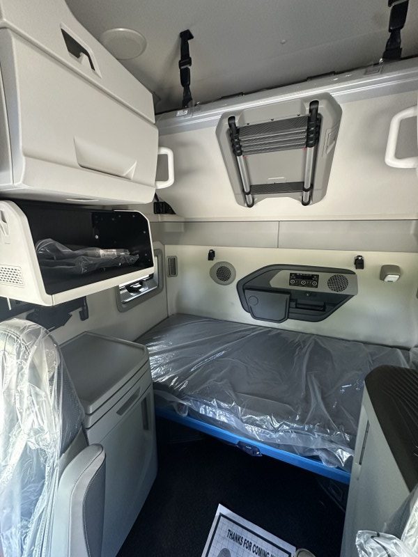 2026 Volvo 860 cab