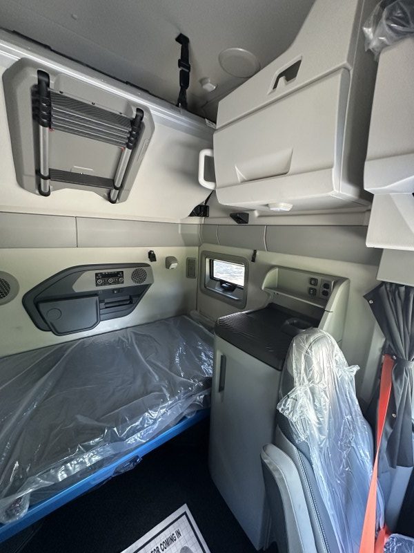2026 Volvo 860 cab
