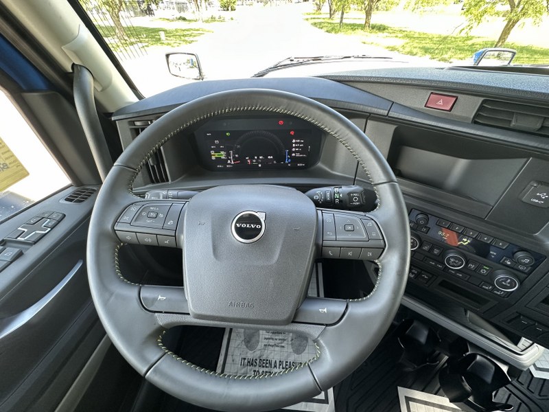 2026 Volvo 860 steering wheel