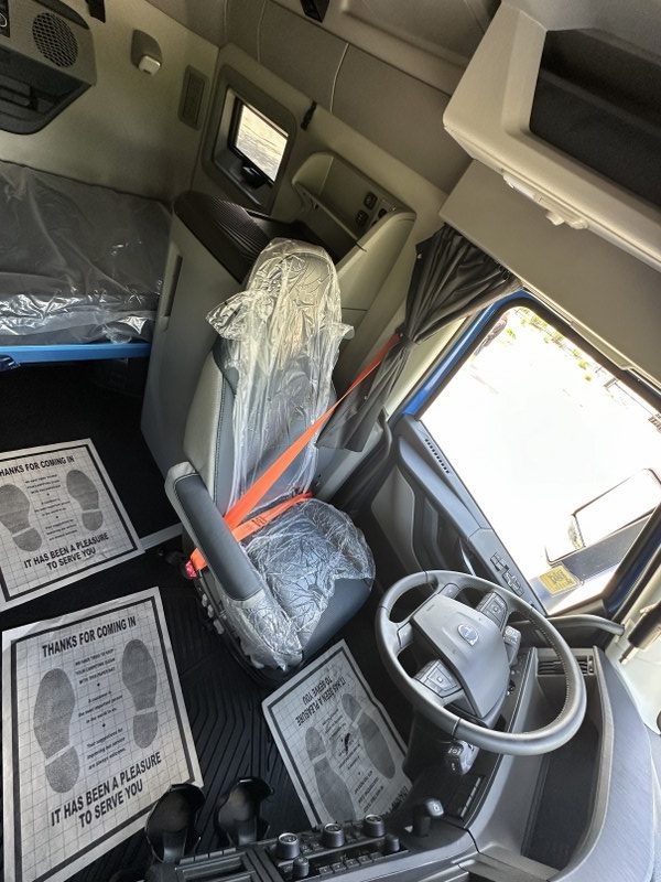 2026 Volvo 860 cab