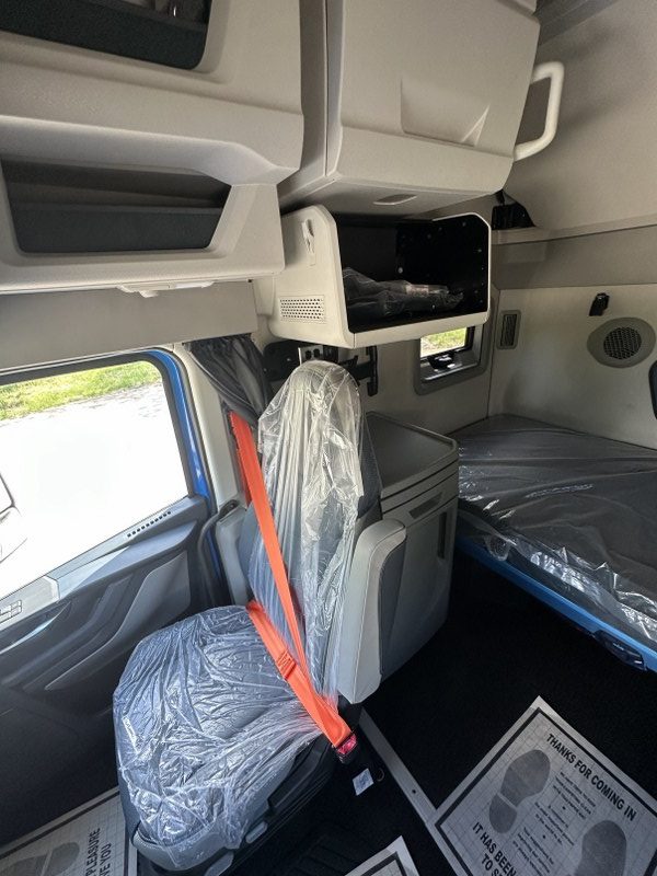 2026 Volvo 860 cab