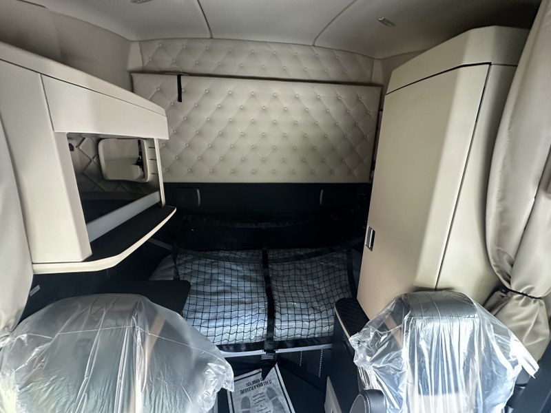 2026 Kenworth T680 EPU cab