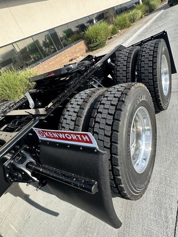 2026 Kenworth T680 EPU back tires