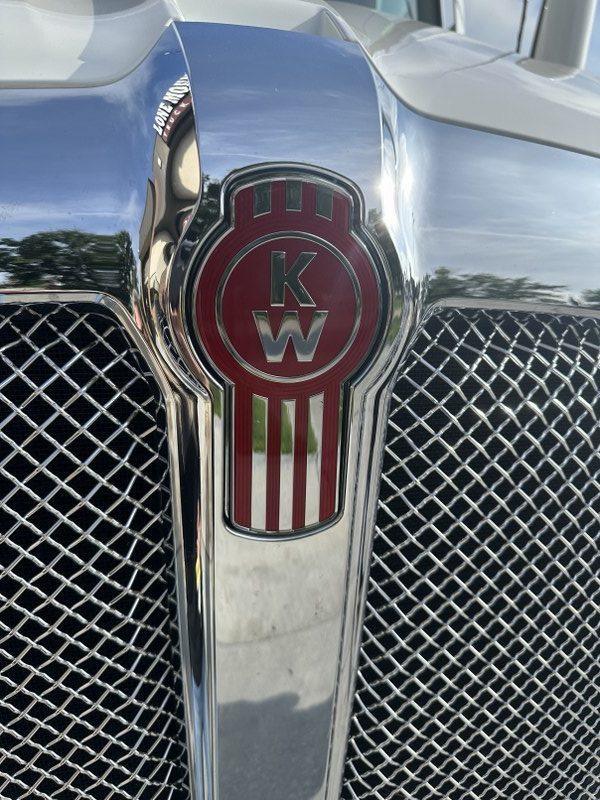 2026 Kenworth T680 EPU grill and logo