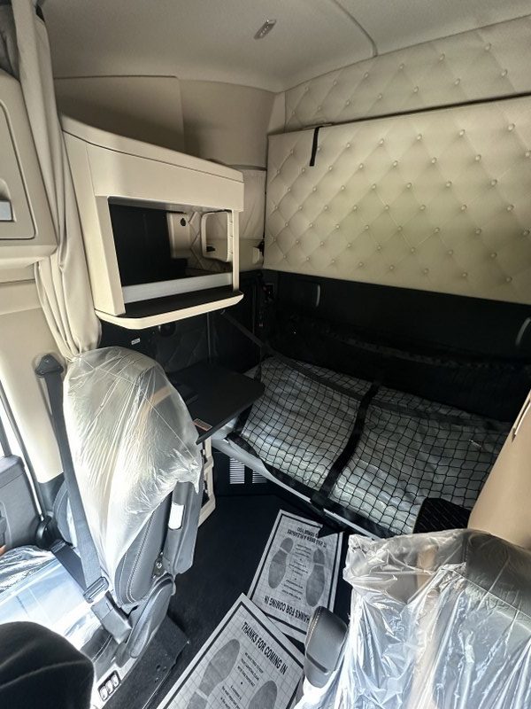 2026 Kenworth T680 EPU cab