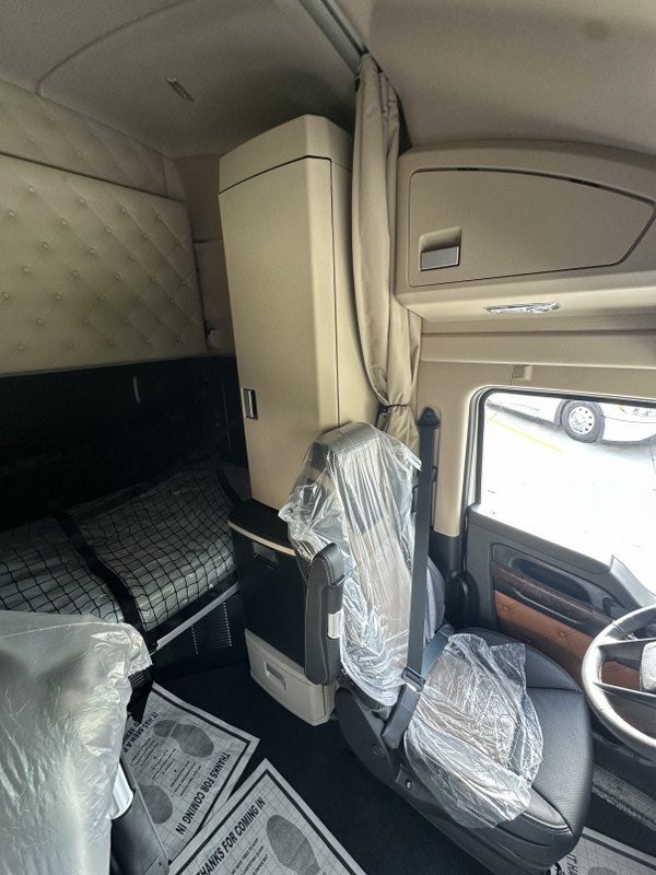 2026 Kenworth T680 EPU cab