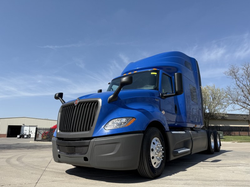 2022 International LT truck