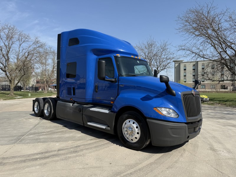 2022 International LT truck