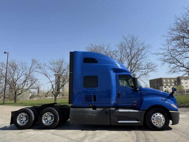 2022 International LT truck