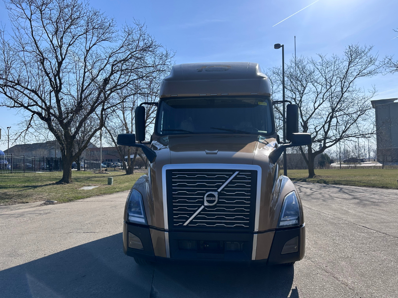 Front of a 2022 Volvo VNL 760