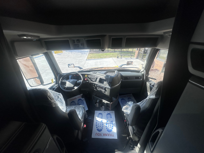 Steering wheel, dashboard and seats of a 2022 Volvo VNL 760