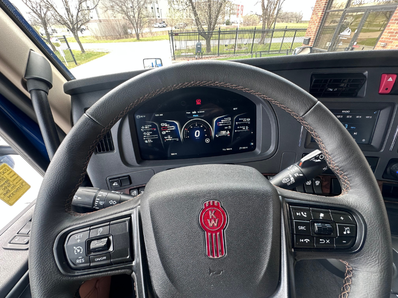 2027 Kenworth T680 steering wheel and display