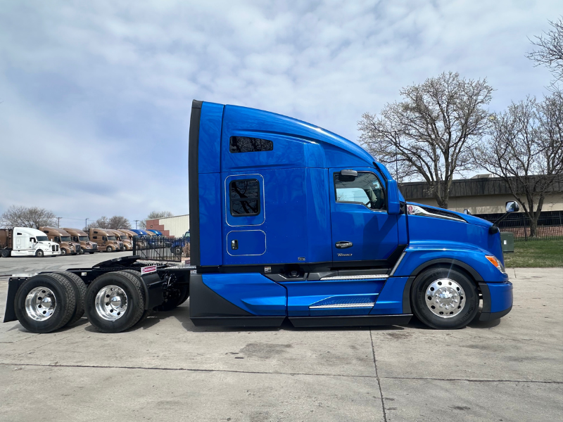 2027 Kenworth T680 passenger side