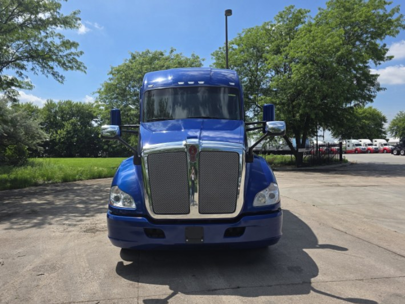 Front of a blue midroof 2021 Kenworth T680