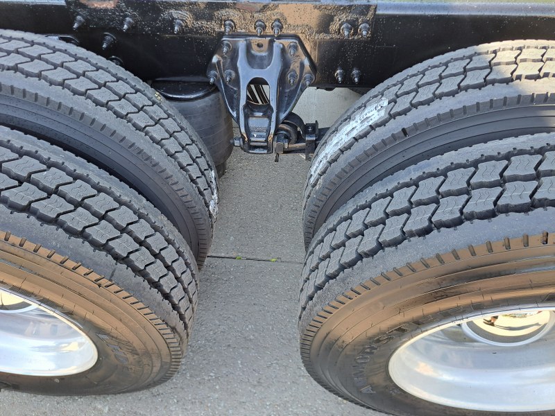 Wheels and tires of 2022 Black Peterbilt 579