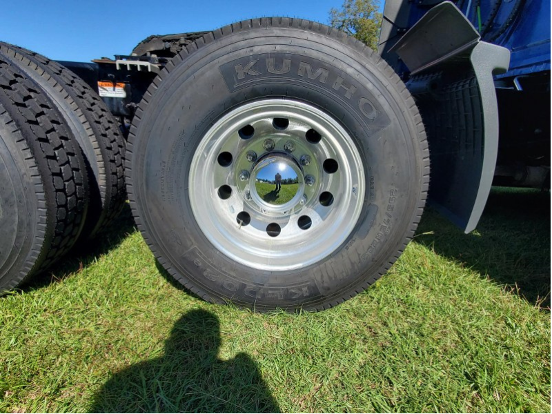 Tires on a 2022 Freightliner Cascadia